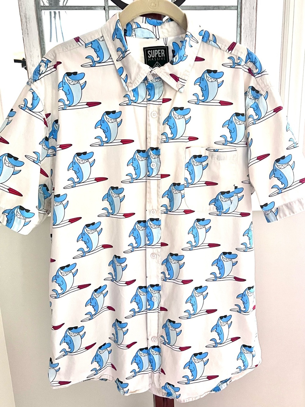 Super Massive Surfing Shark Print Short-Sleeve Button Down Men's Shirt (L) EUC